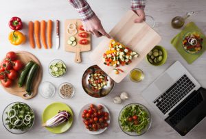 Cocinar en equipo es uno de los entrenamientos más efectivos para hacer fluir la comunicación en las organizaciones.